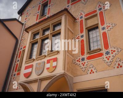 Perchtoldsdorf, Österreich - 22. JULI 2023: Fassade des alten Rathausgebäudes der Altstadt Perchtoldsdorf, Landkreis Moedling, Niederösterreich. Stockfoto