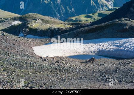 Berglandschaft, felsiges Bett aus schmelzendem Gletscher mit Schmelzwasserseen Stockfoto