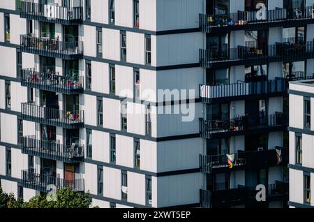 Berlin, Berlin, Deutschland. August 2024. Fassadendetails von Berlins mehrstöckigen Wohnhäusern in Ost-Berlin. Berlin steht vor einer schweren Mietkrise mit steigenden Kosten und begrenztem bezahlbarem Wohnraum. Die rasche Gentrifizierung und die hohe Nachfrage haben die Preise in die Höhe getrieben und die Bewohner belastet. Trotz Bemühungen wie Mietdeckungen bleibt der Wohnungsmangel in der Stadt bestehen. (Kreditbild: © Jan Scheunert/ZUMA Press Wire) NUR REDAKTIONELLE VERWENDUNG! Nicht für kommerzielle ZWECKE! Stockfoto