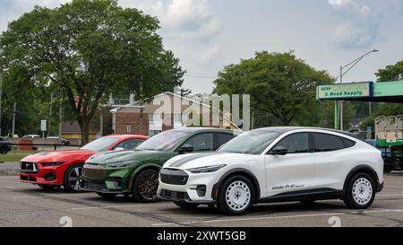 ROYAL OAK, MI/USA - 15. AUGUST 2024: Ford-Ausstellung (Mach-E Rally, Mach-E, Mustang) auf der Route Woodward Dream Cruise. Stockfoto