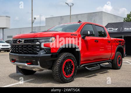 ROYAL OAK, MI/USA - 15. AUGUST 2024: Ein Chevrolet Silverado 1500 ZR2 Truck auf der Chevrolet-Ausstellung auf der Woodward Dream Cruise Route. Stockfoto