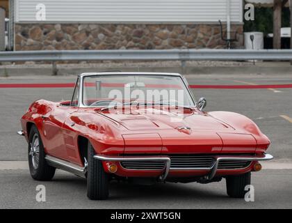 ROYAL OAK, MI/USA - 15. AUGUST 2024: Ein Chevrolet Corvette-Auto der 2. Generation auf der Chevrolet-Ausstellung auf der Woodward Dream Cruise Route. Stockfoto