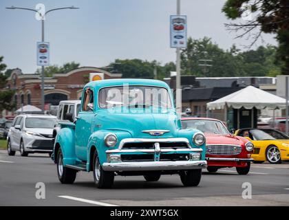 ROYAL OAK, MI/USA - 15. AUGUST 2024: Ein 1955 Chevrolet 3100 Truck auf der Woodward Dream Cruise, nahe Detroit, Michigan. Stockfoto