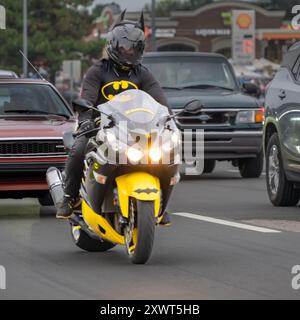 ROYAL OAK, MI/USA - 15. AUGUST 2024: Batman reitet Batcycle auf der Woodward Dream Cruise, in der Nähe von Detroit, Michigan. Stockfoto