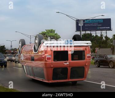 ROYAL OAK, MI/USA - 15. AUGUST 2024: Umgedrehter kundenspezifischer 1985 GMC Rallye-Van bei der Woodward Dream Cruise, nahe Detroit, Michigan. Stockfoto