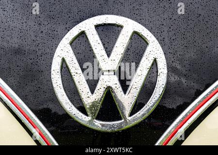 Klassischer vw vw vw vw Chrom Motorhaube und Logo mit Regentropfen auf dem bulli Campervan Stockfoto