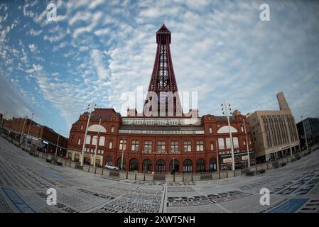 The Blackpool Tower - Blick von Blackpool Promenade, Blackpool, Lancashire, Großbritannien Stockfoto