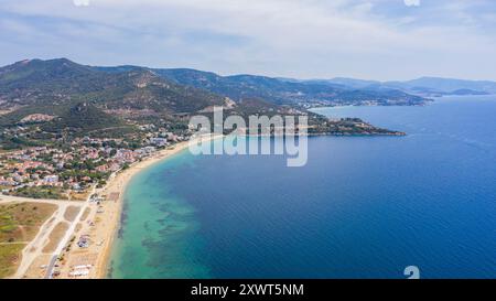 Luftaufnahme von Flying Drone von Menschen Menge Erholung am Strand in Griechenland. Stockfoto