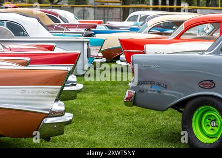 ROYAL OAK, MI/USA - 17. AUGUST 2024: Nahaufnahme mehrerer Autos, inc Chevrolet Bel Air, mit Heckflossen und Chrom-Kotflügeln, Woodward Dream Cruise. Stockfoto