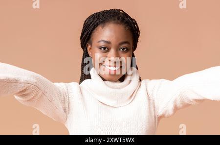 Hübsche junge schwarze Frau mit Kamera und Aufnahme selfie Stockfoto