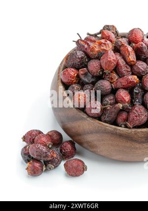 Trockene Beere Rose Hüften in Holzschale isoliert auf weißem Hintergrund Stockfoto