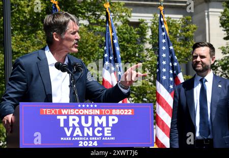 Kenosha, Wisconsin, USA. August 2024. Republikanischer Kandidat für den US-Senat ERIC HOVDE, links, und republikanischer Vize-Präsidentschaftskandidat Senator JD VANCE (R-Ohio), rechts, bei einer Veranstaltung über Verbrechen und öffentliche Sicherheit im Civic Center Park gegenüber dem Kenosha County Courthouse. (Kreditbild: © Mark Hertzberg/ZUMA Press Wire) NUR REDAKTIONELLE VERWENDUNG! Nicht für kommerzielle ZWECKE! Stockfoto