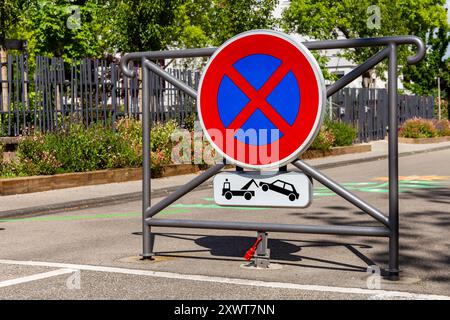 In einer französischen Straße gibt es keine Stopps und kein Parkschild. Ausbau von Fahrzeugen. Parken ist strengstens verboten. Parkverbotsschild mit rotem Kreuz. Stockfoto