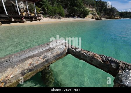 628 verfallene alte Zementliege neben dem reetgedeckten, aus Holz gefertigten lokalen Strandrestaurant auf dem Sandstreifen der Westküste von Cayo Saetia Cay. Mayari-Kuba Stockfoto