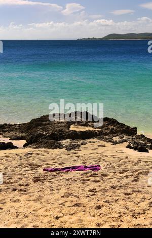 631 Strandtuch auf dem Sand durch felsige Ausläufer vom Meer getrennt, Cayo Saetia Cay Westküste nördlich des Piers neben dem Restaurant. Mayari-Kuba Stockfoto