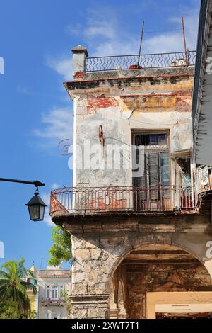 636 abgebrochene Wände aus verfallenem zweistöckigem Arkadenhaus, Straßenecke Calles Villegas und Teniente Rey, Fassade am Plaza Cristo Square. Havanna-Kuba. Stockfoto