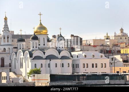 637 die russisch-orthodoxe Kathedrale unserer Lieben Frau von Kasan von vergoldeter Hauptkuppel aus dem Jahr 2009 n. Chr. mit Blick auf den Hafen, von der Fähre Altstadt-Regla aus gesehen. Havanna-Kuba. Stockfoto