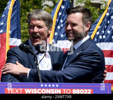 Kenosha, Wisconsin, USA. August 2024. Republikanischer Kandidat für den US-Senat ERIC HOVDE, links, und republikanischer Vize-Präsidentschaftskandidat Senator JD VANCE (R-Ohio), rechts, bei einer Veranstaltung über Verbrechen und öffentliche Sicherheit im Civic Center Park gegenüber dem Kenosha County Courthouse. (Kreditbild: © Mark Hertzberg/ZUMA Press Wire) NUR REDAKTIONELLE VERWENDUNG! Nicht für kommerzielle ZWECKE! Stockfoto