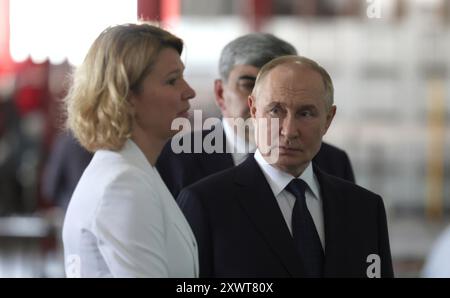 Germenchik, Russland. August 2024. Der russische Präsident Wladimir Putin, rechts, blickt auf Landwirtschaftsminister Oksana LUT, links, während eines Rundgangs durch das landwirtschaftliche Unternehmen Agro-07 Apfelverarbeitungswerk am 20. August 2024 in Germenchik, Kabardino-Balkaria, Russland. Quelle: Vyacheslav Prokofyev/Kreml Pool/Alamy Live News Stockfoto