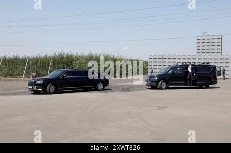 Germenchik, Russland. August 2024. Die Limousine des Aurus-Senats mit dem russischen Präsidenten Wladimir Putin kommt am 20. August 2024 in Germenchik, Kabardino-Balkaria, Russland an. Quelle: Gavriil Grigorov/Kreml Pool/Alamy Live News Stockfoto