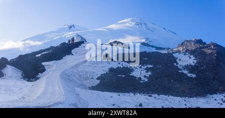 Elbrus, Russland - 01. August 2024: Berghütte von Elbrus wird nach einem Brand restauriert Stockfoto