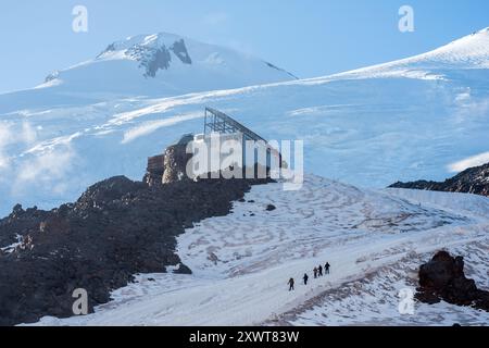 Elbrus, Russland - 01. August 2024: Berghütte von Elbrus wird nach einem Brand restauriert Stockfoto