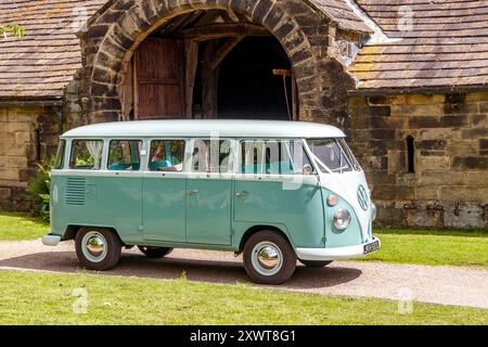 Vintage zweifarbiger Doppelbildschirm volkswagen Typ 2 Kombi-Bus als Hochzeitsauto Stockfoto