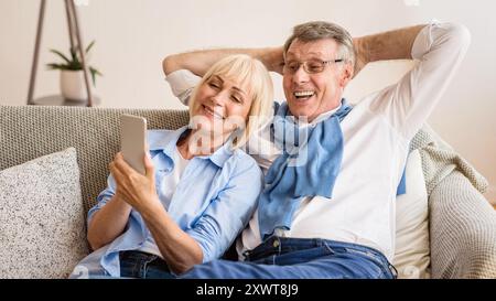 Glückliches junges Paar mit Handy, Internet Surfen online Stockfoto