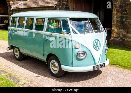 Vintage zweifarbiger Doppelbildschirm volkswagen Typ 2 Kombi-Bus als Hochzeitsauto Stockfoto