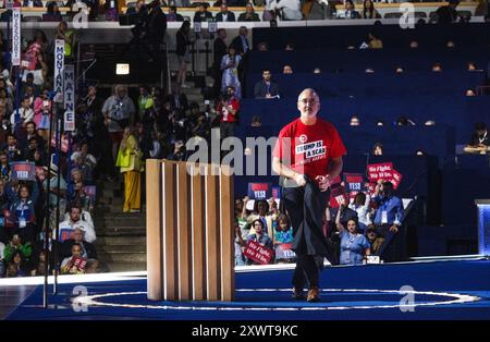 Chicago, Illinois, USA. August 2024. Während der ersten Nacht der DNC-Convention im United Center in Chicago zog UAW-Chef SHAWN FAIN seine Jacke aus, während er eine Rede hielt, in der er ein T-Shirt enthüllte, in dem steht: „Trump ist ein Schorf“ (Credit Image: © Laura Brett/ZUMA Press Wire). Nicht für kommerzielle ZWECKE! Stockfoto