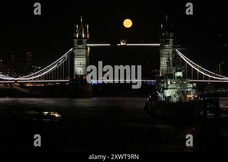 Ein abnehmender Mond erhebt sich über der Tower Bridge in London. Bilddatum: Dienstag, 20. August 2024. Stockfoto