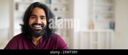 Porträt eines gutaussehenden, fröhlichen jungen indianers, der in die Kamera schaut Stockfoto