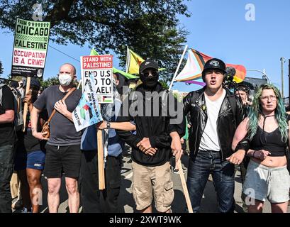 Chicago, Usa. August 2024. Demonstranten verbinden Waffen zu einer Kette gegen die Polizei in Aufruhr, an den Barrikaden des United Center während einer Demonstration am ersten Tag der Demokratischen Nationalversammlung. Quelle: SOPA Images Limited/Alamy Live News Stockfoto