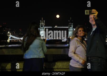 Ein abnehmender Mond erhebt sich über der Tower Bridge in London. Bilddatum: Dienstag, 20. August 2024. Stockfoto