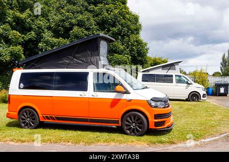 Zweifarbige, orange und weiße klassische volkswagen VW Wohnmobil-Wohnmobil mit Ascot-grauem Transporter T6.1 Stockfoto