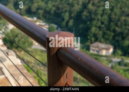 Die Details der Edelstahlseilgeländer bieten Sicherheit und modernes Design, während die Corten-Stahlkonstruktion die Beständigkeit gegen atmosphärische Einflüsse gewährleistet. Stockfoto