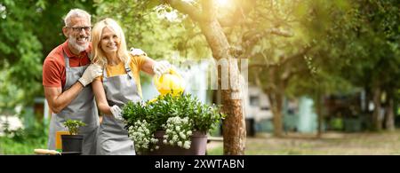 Glückliche Ältere Gärtner Paaren Sich Auf Schürzen Und Pflegen Pflanzen Im Hinterhof Stockfoto