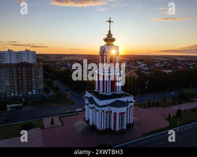 Tempel Märtyrer St. Georg am Gedenkkomplex in Kursk, Luftaufnahme. Stockfoto