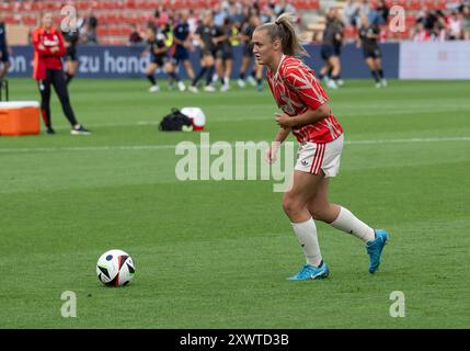 Unterhaching, Deutschland. August 2024. Georgia Stanway (FC Bayern München Frauen, #31) beim Aufwaermen. FC Bayern München Frauen vs. Juventus Turin, Fussball, Frauen, Testspiel, Saison 2024/2025, 20.08.2024. (DFL-DFB-VORSCHRIFTEN VERBIETEN JEDE VERWENDUNG VON FOTOGRAFIEN ALS BILDSEQUENZEN UND/ODER QUASI-VIDEO). Foto: Eibner Pressefoto/Heike feiner Credit: dpa/Alamy Live News Stockfoto