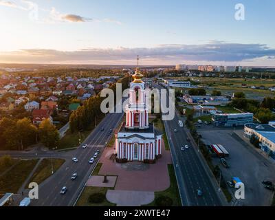 Tempel Märtyrer St. Georg am Gedenkkomplex in Kursk, Luftaufnahme. Stockfoto