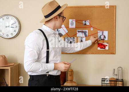 Männlicher Detective, der den Fall in der Nähe der Kriminalbehörde im Amt ermittelt Stockfoto