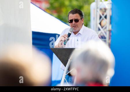 LANDTAGSWAHLKAMPF AFD THÜRINGEN 20/08/2024 - Erfurt: Stephan Brandner AfD spricht auf der Bühne. Landtagswahlkampf der Thüringer AfD mit dem Sommerfest in Erfurt am 20. August 2024. /                     *** LANDTAGSWAHLKAMPF AFD THÜRINGEN 20 08 2024 Erfurt Stephan Brandner AfD spricht auf der Bühne Landtagswahlkampf der Thüringer AfD mit der Sommerparty am 20. August 2024 in Erfurt Stockfoto