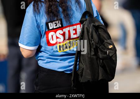 LANDTAGSWAHLKAMPF AFD THÜRINGEN 20/08/2024 - Erfurt: Eine Teilnehmerin trägt ein T-Shirt mit dem Logo der AfD-Kampagne der Osten Machts. Landtagswahlkampf der Thüringer AfD mit dem Sommerfest in Erfurt am 20. August 2024. /                     *** LANDTAGSWAHLKAMPF AFD THÜRINGEN 20 08 2024 Erfurt Ein Teilnehmer trägt ein T-Shirt mit dem Logo des AfD-Wahlkampfes der Osten macht mit der Sommerparty in Erfurt am 20. August 2024 Landtagswahlkampf der Thüringer AfD Stockfoto