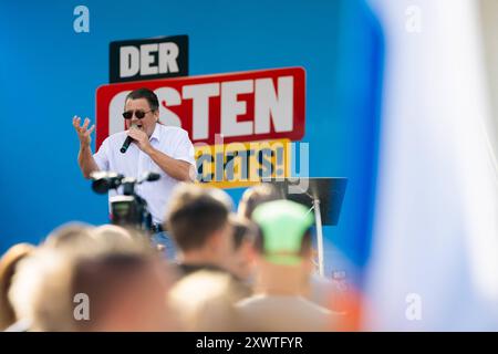 LANDTAGSWAHLKAMPF AFD THÜRINGEN 20/08/2024 - Erfurt: Stephan Brandner AfD spricht auf der Bühne. Landtagswahlkampf der Thüringer AfD mit dem Sommerfest in Erfurt am 20. August 2024. /                     *** LANDTAGSWAHLKAMPF AFD THÜRINGEN 20 08 2024 Erfurt Stephan Brandner AfD spricht auf der Bühne Landtagswahlkampf der Thüringer AfD mit der Sommerparty am 20. August 2024 in Erfurt Stockfoto