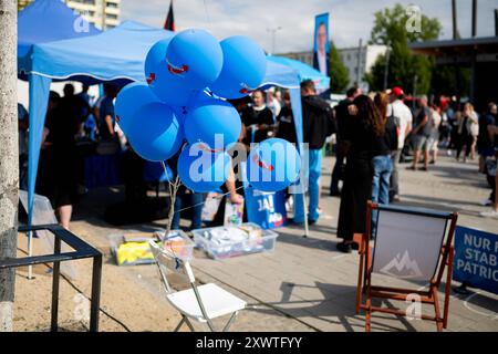 LANDTAGSWAHLKAMPF AFD THÜRINGEN 20/08/2024 - Erfurt: Luftballons mit AfD-Logo an einem Stuhl. Landtagswahlkampf der Thüringer AfD mit dem Sommerfest in Erfurt am 20. August 2024. /                     *** LANDTAGSWAHLKAMPF AFD THÜRINGEN 20 08 2024 Erfurter Ballons mit AfD-Logo auf einem Vorsitzenden Landtagswahlkampf der Thüringer AfD mit der Sommerparty in Erfurt am 20. August 2024 Stockfoto