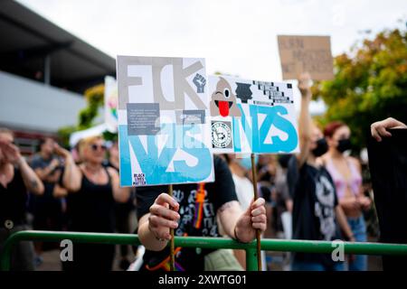 LANDTAGSWAHLKAMPF AFD THÜRINGEN 20/08/2024 - Erfurt: Gegendemonstranten mit Plakaten und Bannern. Landtagswahlkampf der Thüringer AfD mit dem Sommerfest in Erfurt am 20. August 2024. /                     *** LANDTAGSWAHLKAMPF AFD THÜRINGEN 20 08 2024 Erfurter Gegendemonstratoren mit Plakaten und Bannern Landeswahlkampf der Thüringer AfD mit der Sommerparty in Erfurt am 20. August 2024 Stockfoto