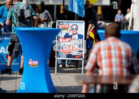 LANDTAGSWAHLKAMPF AFD THÜRINGEN 20/08/2024 - Erfurt: Ein Aufsteller mit dem Werbeplakat für das Sommerfest. Landtagswahlkampf der Thüringer AfD mit dem Sommerfest in Erfurt am 20. August 2024. /                     *** LANDTAGSWAHLKAMPAGNE AFD THÜRINGEN 20 08 2024 Erfurt Eine Ausstellung mit dem Werbeplakat für die Sommerpartei LANDTAGSWAHLKAMPAGNE der Thüringer AfD mit der Sommerparty in Erfurt am 20. August 2024 Stockfoto