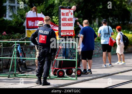 LANDTAGSWAHLKAMPF AFD THÜRINGEN 20/08/2024 - Erfurt: Gegendemonstranten der MLPD. Landtagswahlkampf der Thüringer AfD mit dem Sommerfest in Erfurt am 20. August 2024. /                     *** LANDTAGSWAHLKAMPF AFD THÜRINGEN 20 08 2024 Erfurt Gegendemonstratoren der MLPD-Landtagswahlkampagne der Thüringer AfD mit der Sommerparty in Erfurt am 20. August 2024 Stockfoto