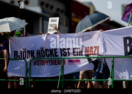 LANDTAGSWAHLKAMPF AFD THÜRINGEN 20/08/2024 - Erfurt: Die Gegendemonstranten mit einem Banner mit der Aufschrift Björn Höcke ist ein Nazi. Landtagswahlkampf der Thüringer AfD mit dem Sommerfest in Erfurt am 20. August 2024. /                     *** LANDTAGSWAHLKAMPF AFD THÜRINGEN 20 08 2024 Erfurt die Gegendemonstratoren mit einem Banner mit der Inschrift Björn Höcke ist eine NS-Landtagswahl der Thüringer AfD mit der Sommerparty in Erfurt am 20. August 2024 Stockfoto