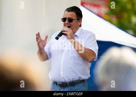 LANDTAGSWAHLKAMPF AFD THÜRINGEN 20/08/2024 - Erfurt: Stephan Brandner AfD spricht auf der Bühne. Landtagswahlkampf der Thüringer AfD mit dem Sommerfest in Erfurt am 20. August 2024. /                     *** LANDTAGSWAHLKAMPF AFD THÜRINGEN 20 08 2024 Erfurt Stephan Brandner AfD spricht auf der Bühne Landtagswahlkampf der Thüringer AfD mit der Sommerparty am 20. August 2024 in Erfurt Stockfoto